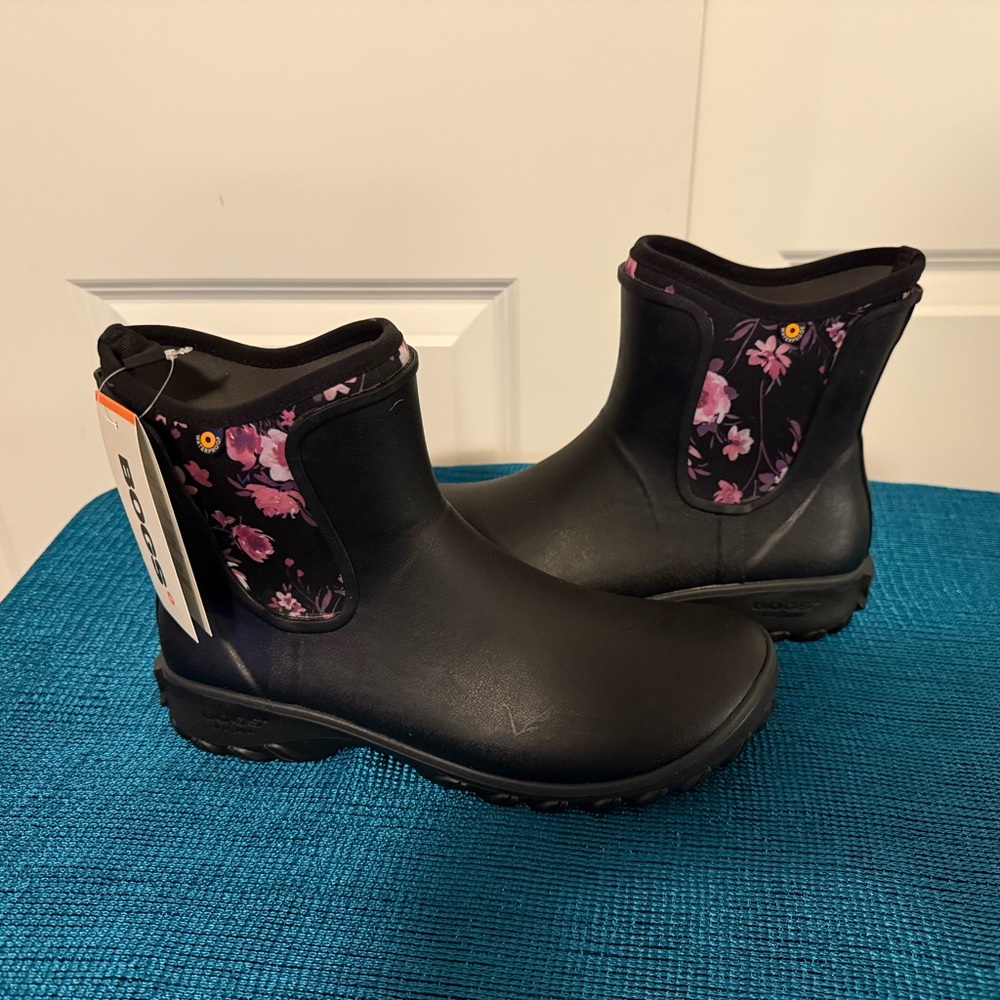 Bogs Women's Black and Purple Floral Boots